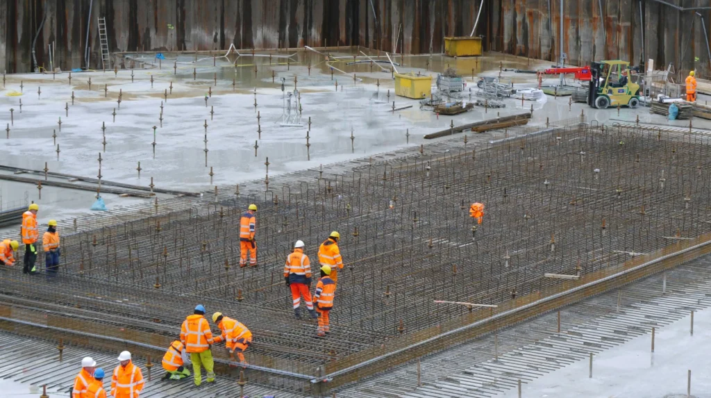 Equipo de constructores en la obra